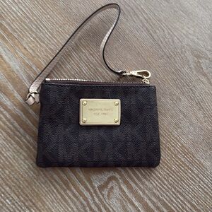 Michael Kors classic wristlet